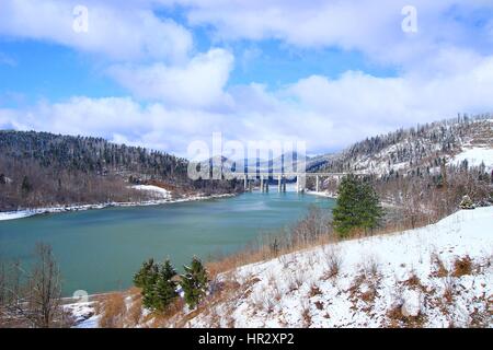 Pont d'autoroute sur le lac Bajer Bajer à Fuzine, Gorski kotar, Croatie Banque D'Images