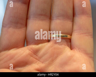 Les doigts tendus de l'homme portant une bague de mariage d'or Banque D'Images