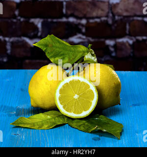 L'acide et les fruits jaunes. Citrons sur un bois bleu, stock photo Banque D'Images