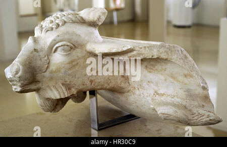 Fragment de décoration zoomorphe avec cratère. Tête de chèvre. 1re-2e siècle. À partir de la zone du théâtre romain, Tarragone, Espagne. Musée Archéologique National. Tarragone. L'Espagne. Banque D'Images