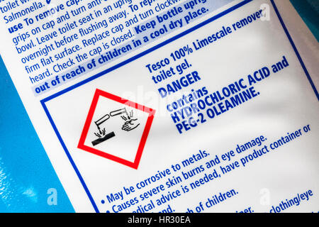 Étiquette à l'arrière du Tesco 100 % détartrant gel wc - danger contient de l'acide chlorhydrique et PEG-2 oleamine Banque D'Images