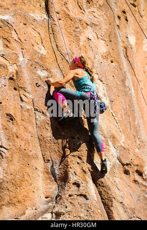 Jeune femme de l'escalade, canyon, Colorado ; Penitente-NOUS Banque D'Images