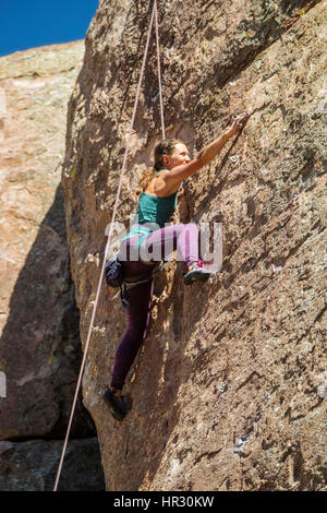 Jeune femme de l'escalade, canyon, Colorado ; Penitente-NOUS Banque D'Images