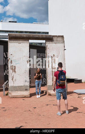 Un couple d'avoir des photos prises avec le reste du mur de Berlin, Berlin, Allemagne Banque D'Images