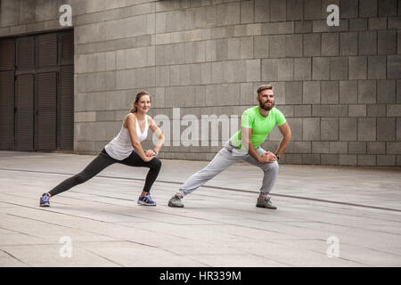 Fitness, sport, l'exercice, de la formation et des personnes concept - couple doing triceps exercice dip on city street bench Banque D'Images