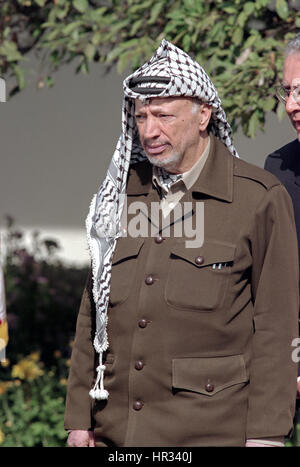 Le dirigeant palestinien Yasser Arafat à l'écoute en tant que Président des Etats-Unis Bill Clinton fait une déclaration avant le sommet de Wye River à la Maison Blanche le 15 octobre 1998 à Washington, DC. Netanyahu et Arafat sont meeting aux États-Unis pour tenter de relancer l'accord de paix au Moyen-Orient. Banque D'Images