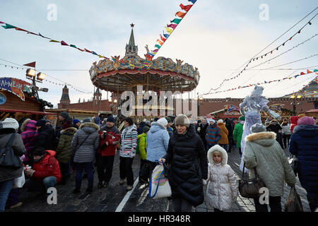 Moscou, Russie. Feb 26, 2017. Les gens célèbrent la Maslenitsa à la place Rouge, centre de Moscou. La Russie. La semaine beurre, ou dans Maslenitsa russe, est une maison de vacances pagan folk qui symbolise le début du printemps. Crédit : Dmitry Ermakov/Pacific Press/Alamy Live News Banque D'Images