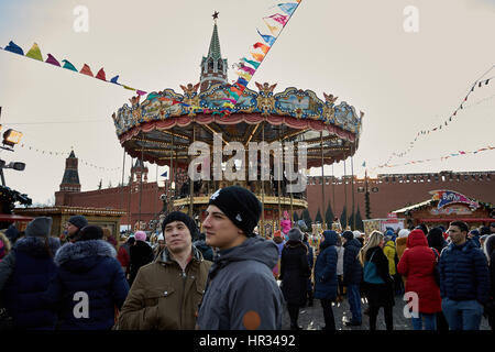 Moscou, Russie. Feb 26, 2017. Les gens célèbrent la Maslenitsa à la place Rouge, centre de Moscou. La Russie. La semaine beurre, ou dans Maslenitsa russe, est une maison de vacances pagan folk qui symbolise le début du printemps. Crédit : Dmitry Ermakov/Pacific Press/Alamy Live News Banque D'Images