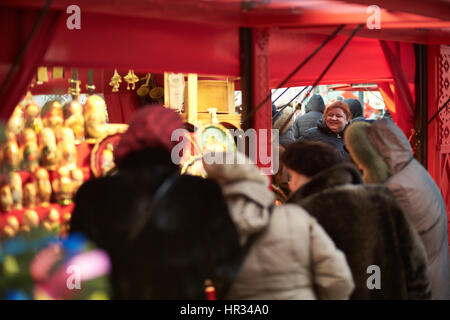 Moscou, Russie. Feb 26, 2017. Les gens qui achètent le folklore souvenirs pendant la Maslenitsa festival à la place de la révolution, le centre de Moscou. La Russie. La semaine beurre, ou dans Maslenitsa russe, est une maison de vacances pagan folk qui symbolise le début du printemps. Crédit : Dmitry Ermakov/Pacific Press/Alamy Live News Banque D'Images