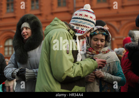 Moscou, Russie. Feb 26, 2017. Les gens célèbrent la Maslenitsa à Carré Manezhnaya, centre de Moscou. La Russie. La semaine beurre, ou dans Maslenitsa russe, est une maison de vacances pagan folk qui symbolise le début du printemps. Crédit : Dmitry Ermakov/Pacific Press/Alamy Live News Banque D'Images