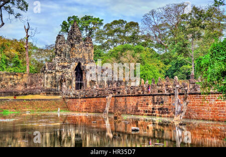 Pont et Porte Sud d'Angkor Thom, au Cambodge Banque D'Images