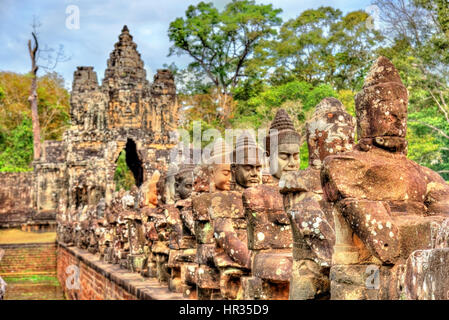 Les tuteurs à la Porte Sud d'Angkor Thom - Siem Reap, Cambodge Banque D'Images