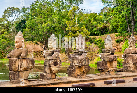 Les tuteurs à la Porte Sud d'Angkor Thom - Siem Reap, Cambodge Banque D'Images