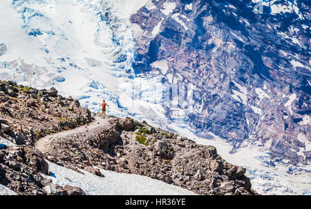 Une femme en randonnée sur la montagne Burroughs Premières ci-dessous le Mont Rainier, Washington, USA Banque D'Images