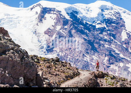 Une femme en randonnée sur la montagne Burroughs Premières ci-dessous le Mont Rainier, Washington, USA Banque D'Images