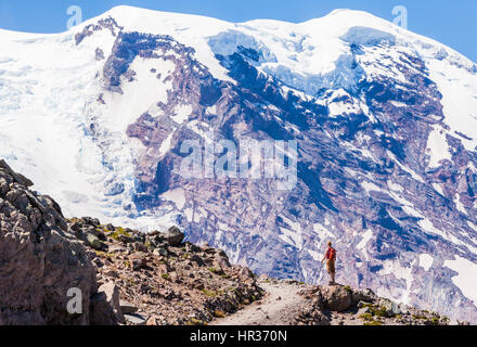 Une femme en randonnée sur la montagne Burroughs Premières ci-dessous le Mont Rainier, Washington, USA Banque D'Images