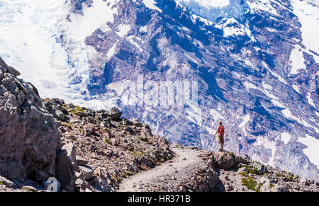 Une femme en randonnée sur la montagne Burroughs Premières ci-dessous le Mont Rainier, Washington, USA Banque D'Images