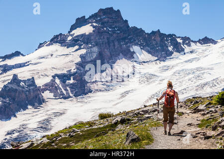 Une femme la randonnée sur le sentier de montagne Burroughs à Mount Rainier National Park, Washington, USA. Banque D'Images