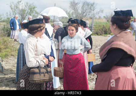 Les femmes en costume au sein d'image de marque dans le cadre des festivités en l'honneur du Marquis Folco de Baroncelli de Javon. Chaque année, le 26 M Banque D'Images