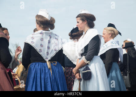 Les femmes en costume au sein d'image de marque dans le cadre des festivités en l'honneur du Marquis Folco de Baroncelli de Javon. Chaque année, le 26 M Banque D'Images