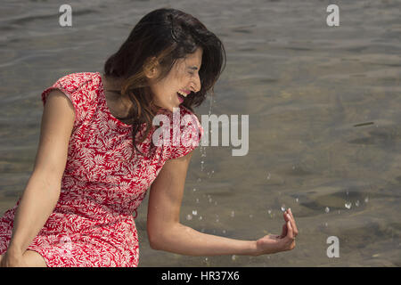 Jeune femme avec de l'eau sur le visage Banque D'Images