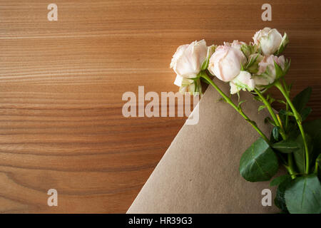 Gros plan de rose chinois rose sur un fond de bois Banque D'Images