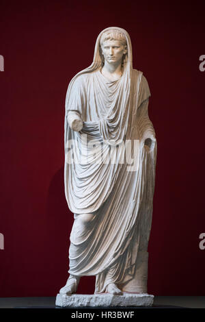 Rome. L'Italie. Statue de l'empereur romain Auguste. Museo Nazionale Romano. Palazzo Massimo. Gaius Julius Caesar Augustus en robe pontificale. Je C A.D. Banque D'Images