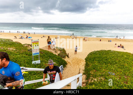 Deux surfeurs laissant Merewether beach à Newcastle, Nouvelle-Galles du Sud, Australie Banque D'Images