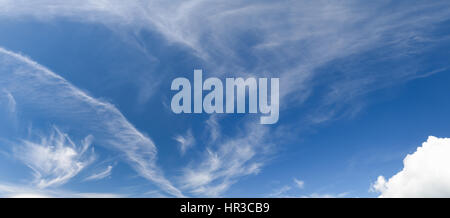 Blanc à motifs de nuages dans un ciel bleu Banque D'Images