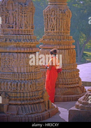 Une femme non identifiée s'est tenu entre les piliers à l'entrée de l'onzième siècle SunTemple à Modhera dans l'état du Gujarat, Inde Banque D'Images