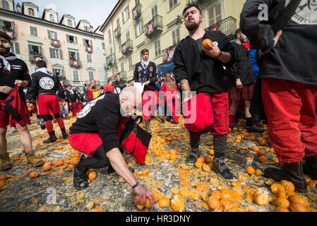 Ivrea, Piémont, Italie. Feb 26, 2017. Ivrea, Italy-February 26, 2017 : la traditionnelle bataille des oranges au cours de l'Ivrée Carnaval à Ivrea, près de Turin, Italie Crédit : Stefano Guidi/ZUMA/Alamy Fil Live News Banque D'Images