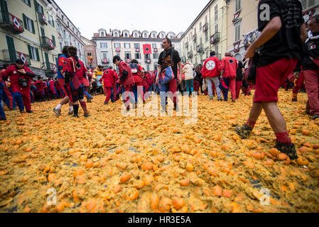 Ivrea, Piémont, Italie. Feb 26, 2017. Ivrea, Italy-February 26, 2017 : la traditionnelle bataille des oranges au cours de l'Ivrée Carnaval à Ivrea, près de Turin, Italie Crédit : Stefano Guidi/ZUMA/Alamy Fil Live News Banque D'Images