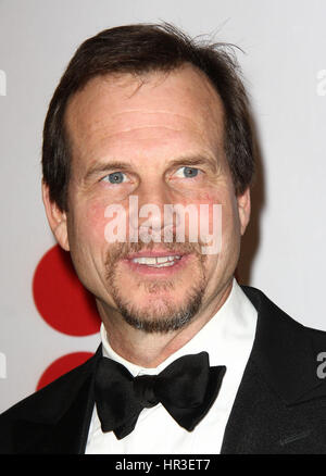 Century City, Californie, USA. 28 Février, 2010. 25 février 2017 - L'acteur et réalisateur Bill Paxton est mort à 61 ans de complications après la chirurgie. Les plus Paxton spectacles de télévision a reçu beaucoup d'attention positive, y compris son rôle principal dans la chaîne HBO Big Love (2006À2011), pour laquelle Paxton a reçu trois nominations aux Golden Globe. Paxton a également reçu de bonnes critiques pour sa performance dans l'histoire du canal télésuite Hatfield et mccoy (2012), pour lequel il a été nommé pour un Emmy Award, co-star aux côtés de Kevin Costner. Photo : 28 février 2010 - siècle Cit Banque D'Images