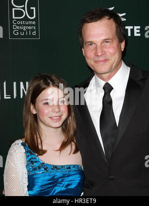 Beverly Hills, CA, USA. 22 Février, 2011. 25 février 2017 - L'acteur et réalisateur Bill Paxton est mort à 61 ans de complications après la chirurgie. Les plus Paxton spectacles de télévision a reçu beaucoup d'attention positive, y compris son rôle principal dans la chaîne HBO Big Love (2006À2011), pour laquelle Paxton a reçu trois nominations aux Golden Globe. Paxton a également reçu de bonnes critiques pour sa performance dans l'histoire du canal télésuite Hatfield et mccoy (2012), pour lequel il a été nommé pour un Emmy Award, co-star aux côtés de Kevin Costner. Photo : 22 février 2011 - Los Angeles, Cal Banque D'Images