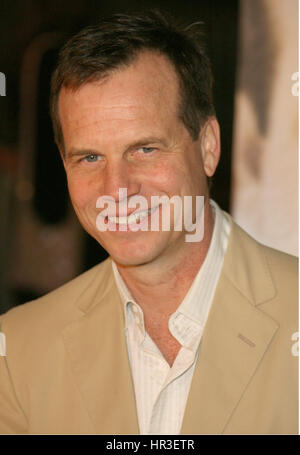 26 février 2006 - Hollywood, California, United States - 25 février 2017 - L'acteur et réalisateur Bill Paxton est mort à 61 ans de complications après la chirurgie. Les plus Paxton spectacles de télévision a reçu beaucoup d'attention positive, y compris son rôle principal dans la chaîne HBO Big Love (2006À2011), pour laquelle Paxton a reçu trois nominations aux Golden Globe. Paxton a également reçu de bonnes critiques pour sa performance dans l'histoire du canal télésuite Hatfield et mccoy (2012), pour lequel il a été nommé pour un Emmy Award, co-star aux côtés de Kevin Costner. Photo : 23 février 2006 - Hollywood, Cal Banque D'Images