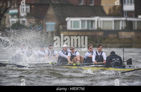 Boat Race. L'Université d'Oxford Oxford Brookes v Club de bateau. 26 février 2017. En tant que préparation à la Cancer Research UK des courses de bateaux, Oxford et Cambridge clubs participent à un certain nombre de matchs contre d'autres clubs. Liste d'équipage :- OUBC Bleu Bateau : 8 Vassilis Hotel Katerina (AVC), 7 James Cook , Mike DiSanto 6, 5, 4 Olivier Siegelaar Bugajski, Josh 3 Oliver Cook , 2 Matthew O'Leary , William Warr (Bow), Sam Collier (Cox), Oxford Brookes 1re , 8 Jamie Stanhope (AVC), 7 Henry Swarbrick, Morgan 6 caractères gras, 5, 4 Michael Glover Rory Gibbs, 3, 2 Richard Hawkins Robbie Massey, Jamie 1 Banque D'Images