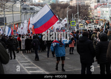 Moscou, Russie. Feb 26, 2017. Les gens participent à un rassemblement à la mémoire de politicien russe Boris Nemtsov à Moscou, Russie, le 26 février, 2017. Des milliers de personnes se sont réunies pour participer à la manifestation en mémoire de politicien russe Boris Nemtsov ici le dimanche. Nemtsov, ancien vice-premier ministre russe et un critique virulent du président Vladimir Poutine, a été abattu vers minuit le 27 février 2015 près du Kremlin. Credit : Evgeny Sinitsyn/Xinhua/Alamy Live News Banque D'Images