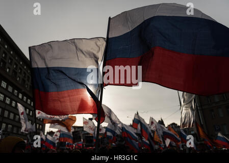 Moscou, Russie. Feb 26, 2017. Les gens participent à un rassemblement à la mémoire de politicien russe Boris Nemtsov à Moscou, Russie, le 26 février, 2017. Des milliers de personnes se sont réunies pour participer à la manifestation en mémoire de politicien russe Boris Nemtsov ici le dimanche. Nemtsov, ancien vice-premier ministre russe et un critique virulent du président Vladimir Poutine, a été abattu vers minuit le 27 février 2015 près du Kremlin. Credit : Evgeny Sinitsyn/Xinhua/Alamy Live News Banque D'Images