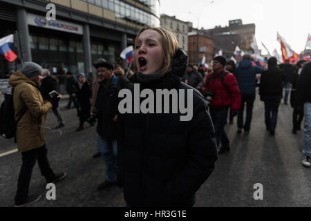 Moscou, Russie. Feb 26, 2017. Les gens participent à un rassemblement à la mémoire de politicien russe Boris Nemtsov à Moscou, Russie, le 26 février, 2017. Des milliers de personnes se sont réunies pour participer à la manifestation en mémoire de politicien russe Boris Nemtsov ici le dimanche. Nemtsov, ancien vice-premier ministre russe et un critique virulent du président Vladimir Poutine, a été abattu vers minuit le 27 février 2015 près du Kremlin. Credit : Evgeny Sinitsyn/Xinhua/Alamy Live News Banque D'Images