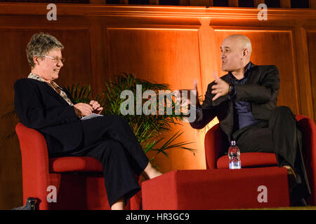 Belfast, Irlande du Nord. 26 févr. 2017 - Le professeur Jim Al-Khalili interviews Dame Jocelyn Bell Burnett à l'Irlande du Nord Fête de la science. Banque D'Images