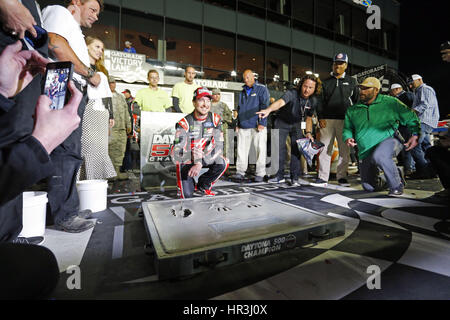 Daytona Beach, Floride, USA. Feb 26, 2017. 26 février 2017 - Daytona Beach, Floride, USA : Kurt Busch (41) célèbre la victoire dans lane après avoir remporté le Daytona 500 à Daytona International Speedway de Daytona Beach, Floride. Crédit : Justin R. Noe Asp Inc/ASP/ZUMA/Alamy Fil Live News Banque D'Images