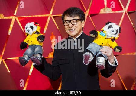 Los Angeles, USA. Feb 26, 2017. L'acteur Jackie Chan arrive pour le tapis rouge de la 89e Academy Awards au Dolby Theatre de Los Angeles, États-Unis, le 26 février, 2017. Crédit : Yang Lei/Xinhua/Alamy Live News Banque D'Images