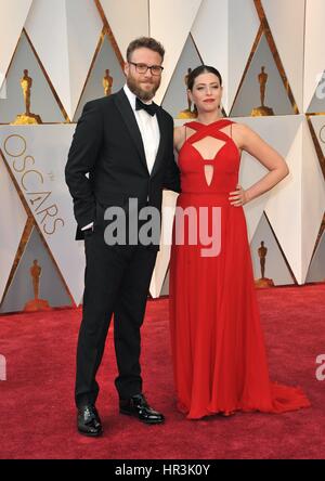 Los Angeles, CA, USA. Feb 26, 2017. Seth Rogen, Lauren Miller aux arrivées à la 89e soirée des Oscars Oscars 2017 - Arrivées 3, le Kodak Theater à Hollywood et Highland Center, Los Angeles, CA, 26 février 2017. Credit : Elizabeth Goodenough/Everett Collection/Alamy Live News Banque D'Images