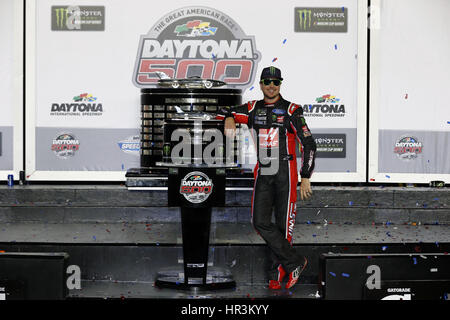 Daytona Beach, Floride, USA. Feb 26, 2017. 26 février 2017 - Daytona Beach, Floride, USA : Kurt Busch (41) prend des photos dans la victoire, après avoir remporté le Daytona 500 à Daytona International Speedway de Daytona Beach, Floride. Crédit : Justin R. Noe Asp Inc/ASP/ZUMA/Alamy Fil Live News Banque D'Images