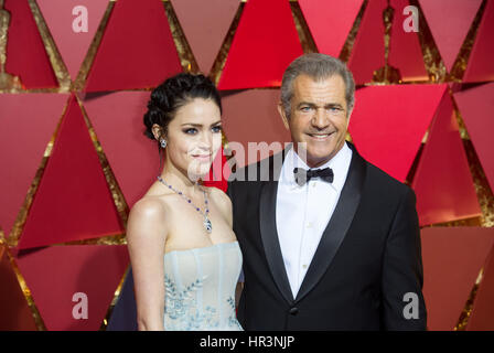 Los Angeles, USA. Feb 26, 2017. Rosalind Ross et Mel Gibson(R) arrivent pour le tapis rouge de la 89e Academy Awards au Dolby Theatre de Los Angeles, États-Unis, le 26 février, 2017. Crédit : Yang Lei/Xinhua/Alamy Live News Banque D'Images