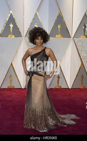 Hollywood, Californie, États-Unis d'Amérique. Feb 26, 2017. Halle Berry arrive pour le tapis rouge lors de la 89e academy awards au Kodak Theater le dimanche 26 février 2017 à Hollywood, Californie.ARMANDO ARORIZO. Credit : Armando Arorizo/Prensa Internacional/ZUMA/Alamy Fil Live News Banque D'Images