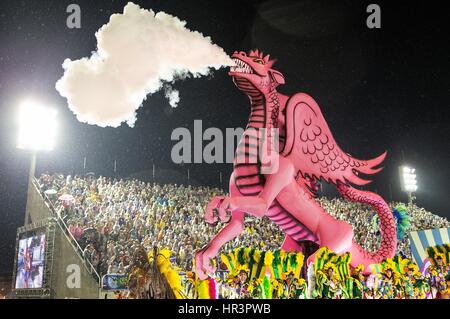 Rio de Janeiro, Brésil. Feb 27, 2017. Un des flotteur Paraiso do Tuiuti participe à l'école de samba les défilés du carnaval au Sambadrome de Rio de Janeiro, Brésil, le 27 février 2017. Des groupes spéciaux' Écoles de Samba du Carnaval de Rio 2017 ont commencé leur défilé ici le dimanche. Crédit : Li Ming/Xinhua/Alamy Live News Banque D'Images