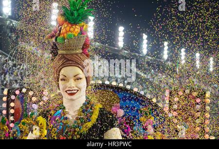 Rio de Janeiro, Brésil. Feb 27, 2017. Un des flotteur Paraiso do Tuiuti participe à l'école de samba les défilés du carnaval au Sambadrome de Rio de Janeiro, Brésil, le 27 février 2017. Des groupes spéciaux' Écoles de Samba du Carnaval de Rio 2017 ont commencé leur défilé ici le dimanche. Crédit : Li Ming/Xinhua/Alamy Live News Banque D'Images