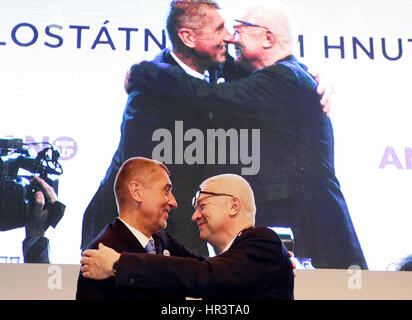 La République tchèque du mouvement ANO semaine de congrès réélu le ministre tchèque des finances, Andrej Babis (à gauche) en tant que président de l'ONA, comme prévu, et de l'ONA, chef de groupe des députés Jaroslav Faltynek (droite) en tant que premier vice-président, ministres et Richard Brabec et Martin Stropnicky sont des nouveaux venus parmi les quatre nouveaux vice-présidents. Babis, le ministre des Finances, a déclaré qu'il veut que l'ONA, pour gagner le octobre élection générale, d'une manière qui empêche toute ANO de mettre fin dans l'opposition. Dans un scrutin secret, dans lequel il a eu affaire à aucun rival, Babis a été appuyée par 195 délégués sur 210. Il a maintes fois protesté contre l'ANO bei Banque D'Images