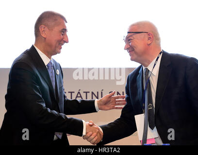 La République tchèque du mouvement ANO semaine de congrès réélu le ministre tchèque des finances, Andrej Babis (à gauche) en tant que président de l'ONA, comme prévu, et de l'ONA, chef de groupe des députés Jaroslav Faltynek (droite) en tant que premier vice-président, ministres et Richard Brabec et Martin Stropnicky sont des nouveaux venus parmi les quatre nouveaux vice-présidents. Babis, le ministre des Finances, a déclaré qu'il veut que l'ONA, pour gagner le octobre élection générale, d'une manière qui empêche toute ANO de mettre fin dans l'opposition. Dans un scrutin secret, dans lequel il a eu affaire à aucun rival, Babis a été appuyée par 195 délégués sur 210. Il a maintes fois protesté contre l'ANO bei Banque D'Images